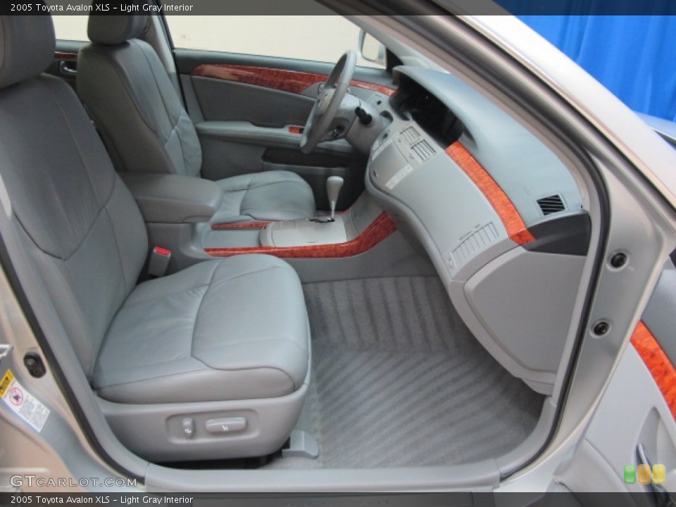 Light Gray Interior Front Seat for the 2005 Toyota Avalon XLS #62500026