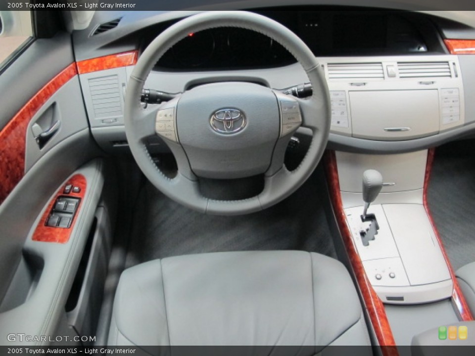 Light Gray Interior Dashboard for the 2005 Toyota Avalon XLS #62500044