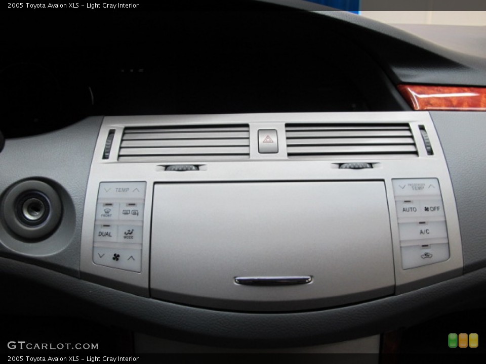 Light Gray Interior Controls for the 2005 Toyota Avalon XLS #62500086
