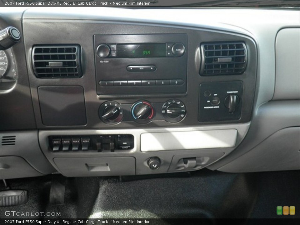 Medium Flint Interior Controls for the 2007 Ford F550 Super Duty XL Regular Cab Cargo Truck #62522683