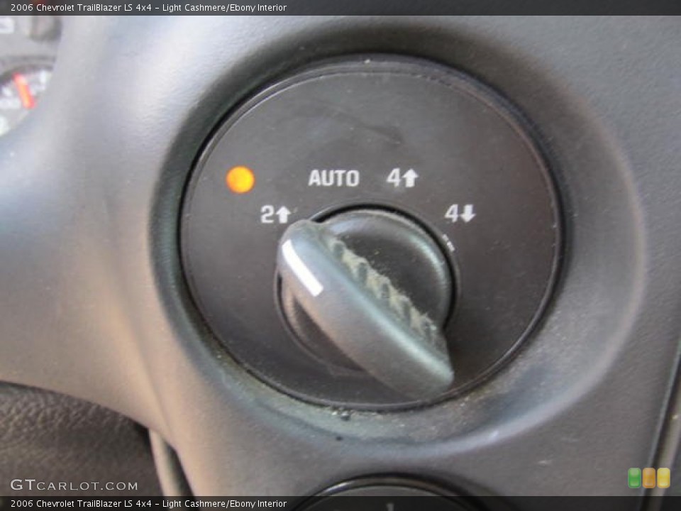 Light Cashmere/Ebony Interior Controls for the 2006 Chevrolet TrailBlazer LS 4x4 #62604443