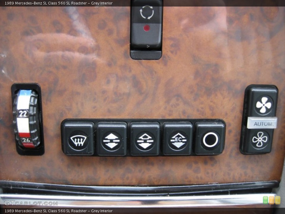 Grey Interior Controls for the 1989 Mercedes-Benz SL Class 560 SL Roadster #62668799