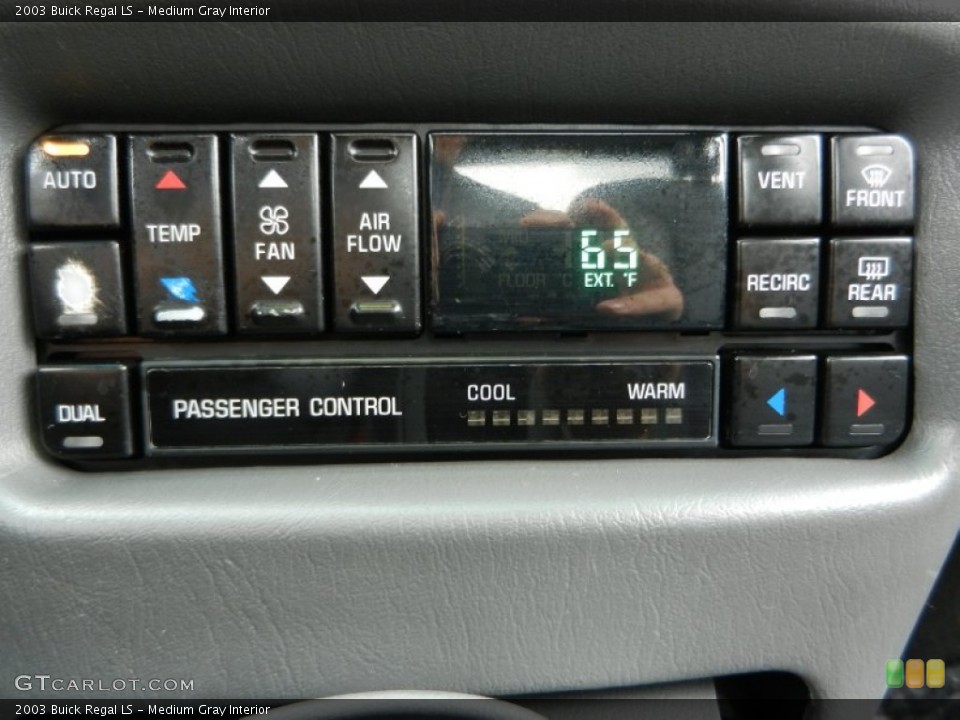 Medium Gray Interior Controls for the 2003 Buick Regal LS #62837928