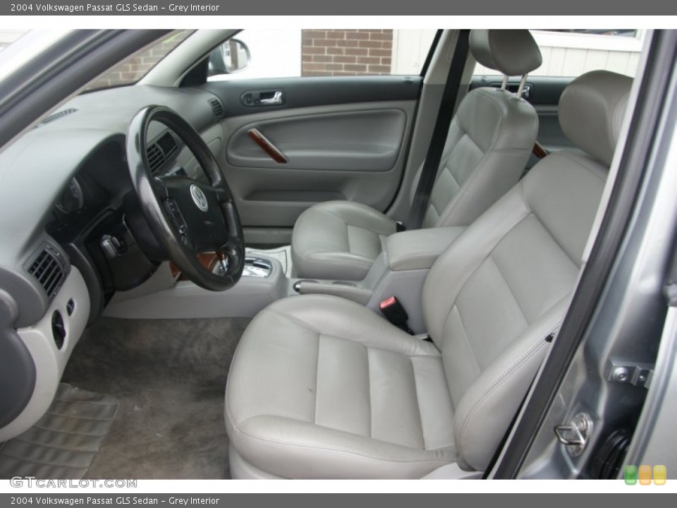 Grey Interior Photo for the 2004 Volkswagen Passat GLS Sedan #62849269