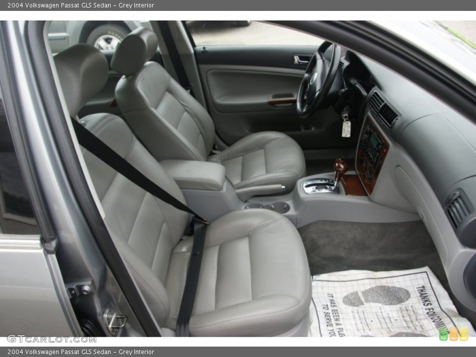 Grey Interior Photo for the 2004 Volkswagen Passat GLS Sedan #62849321