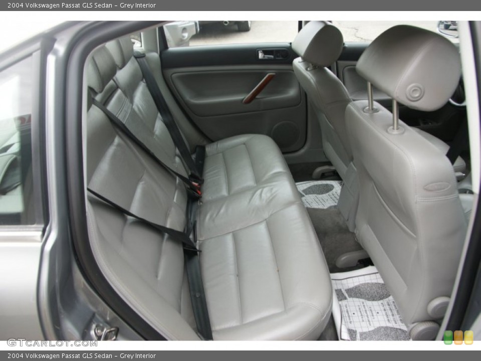 Grey Interior Photo for the 2004 Volkswagen Passat GLS Sedan #62849349