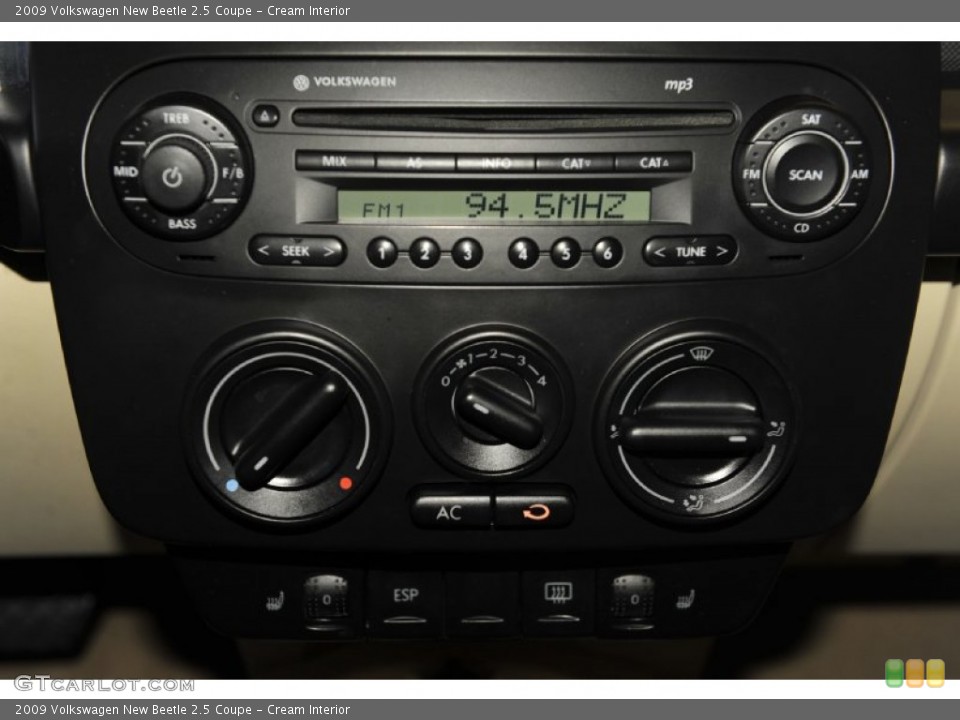 Cream Interior Controls for the 2009 Volkswagen New Beetle 2.5 Coupe #62855951