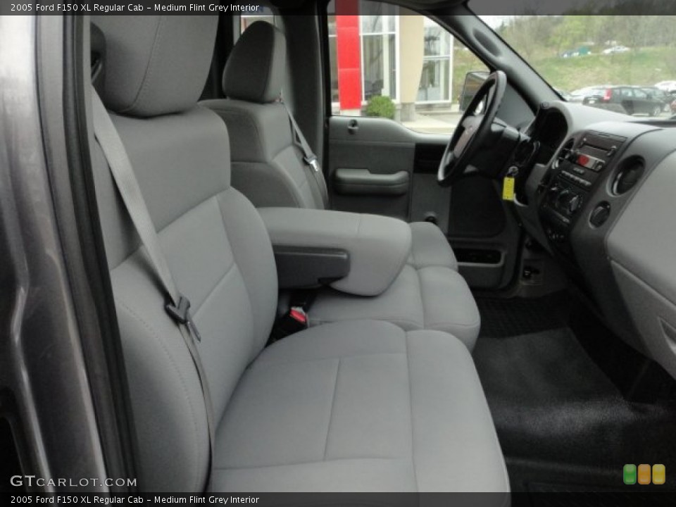 Medium Flint Grey Interior Photo for the 2005 Ford F150 XL Regular Cab #63151315
