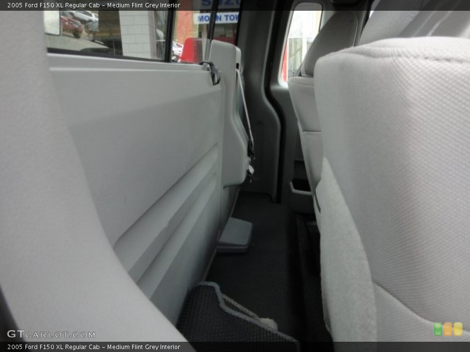 Medium Flint Grey Interior Photo for the 2005 Ford F150 XL Regular Cab #63151324