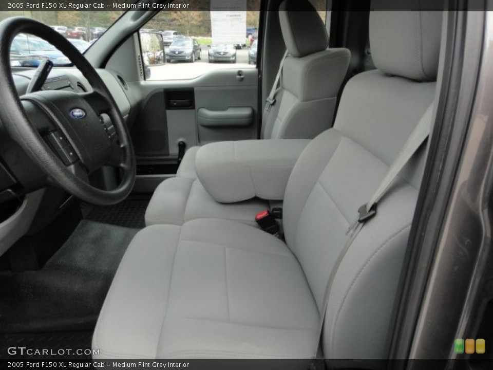 Medium Flint Grey Interior Photo for the 2005 Ford F150 XL Regular Cab #63151369