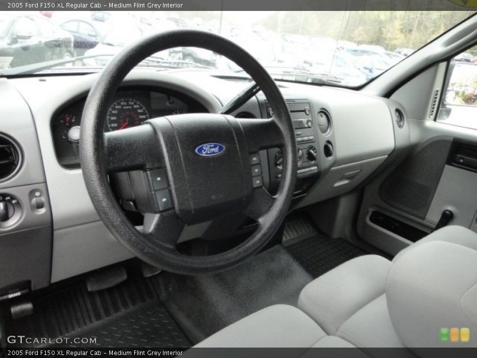 Medium Flint Grey Interior Photo for the 2005 Ford F150 XL Regular Cab #63151377