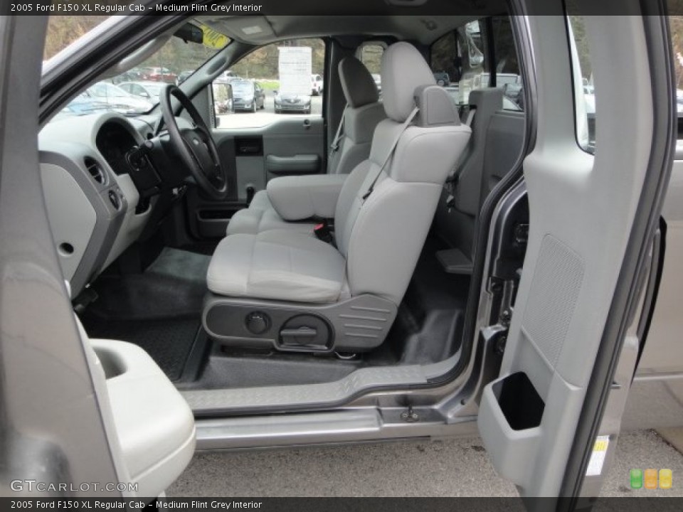 Medium Flint Grey Interior Photo for the 2005 Ford F150 XL Regular Cab #63151405