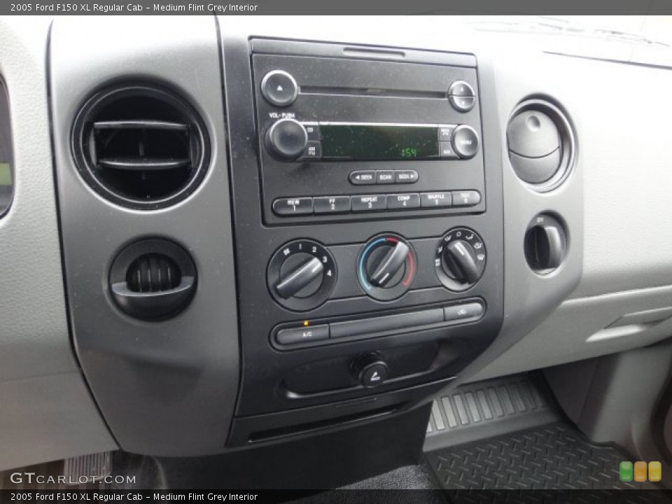 Medium Flint Grey Interior Controls for the 2005 Ford F150 XL Regular Cab #63151410