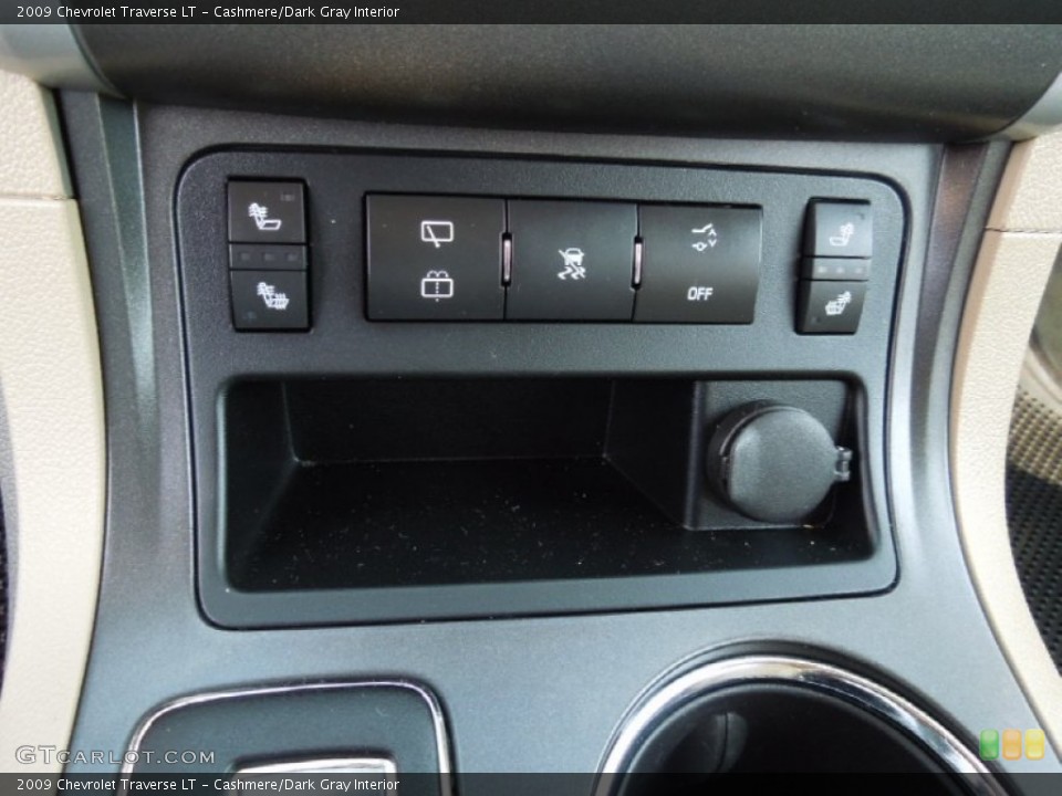 Cashmere/Dark Gray Interior Controls for the 2009 Chevrolet Traverse LT #63162742