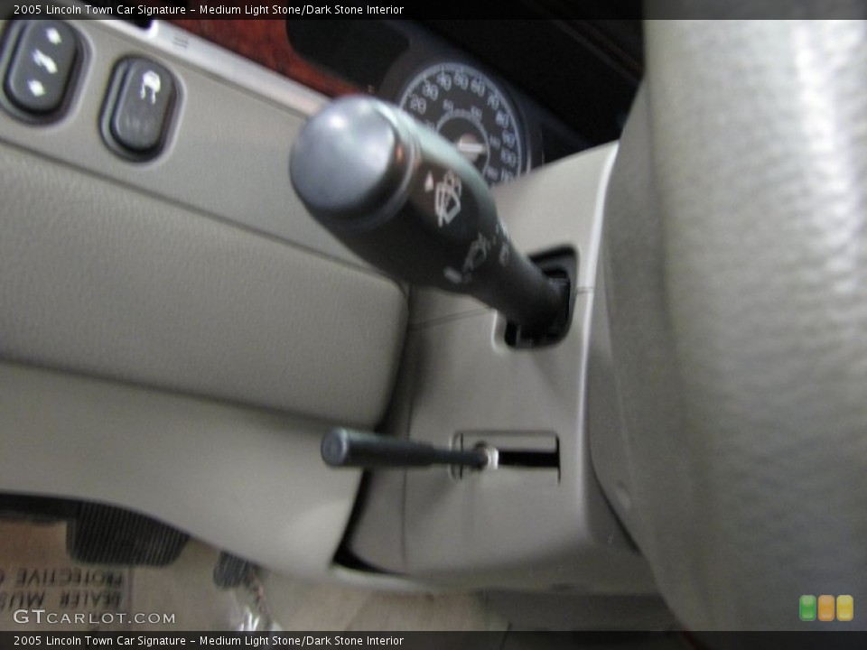 Medium Light Stone/Dark Stone Interior Controls for the 2005 Lincoln Town Car Signature #63203361