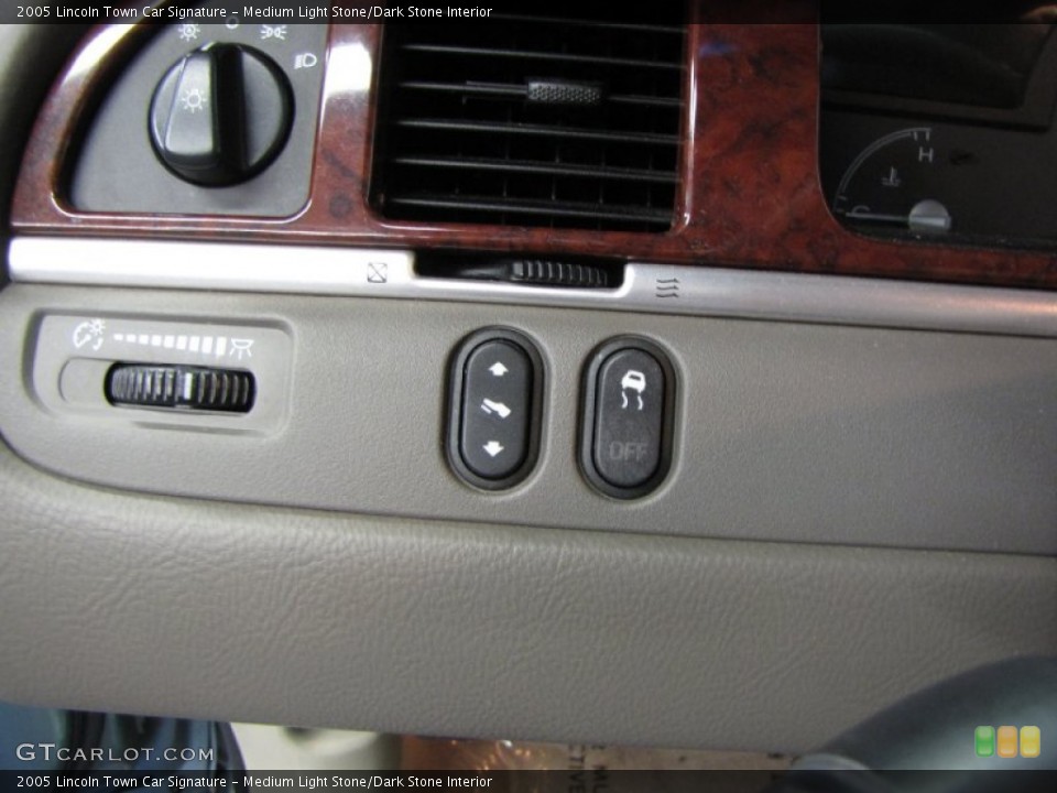 Medium Light Stone/Dark Stone Interior Controls for the 2005 Lincoln Town Car Signature #63203366