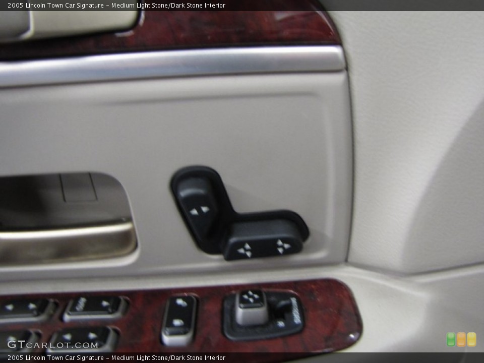Medium Light Stone/Dark Stone Interior Controls for the 2005 Lincoln Town Car Signature #63203454