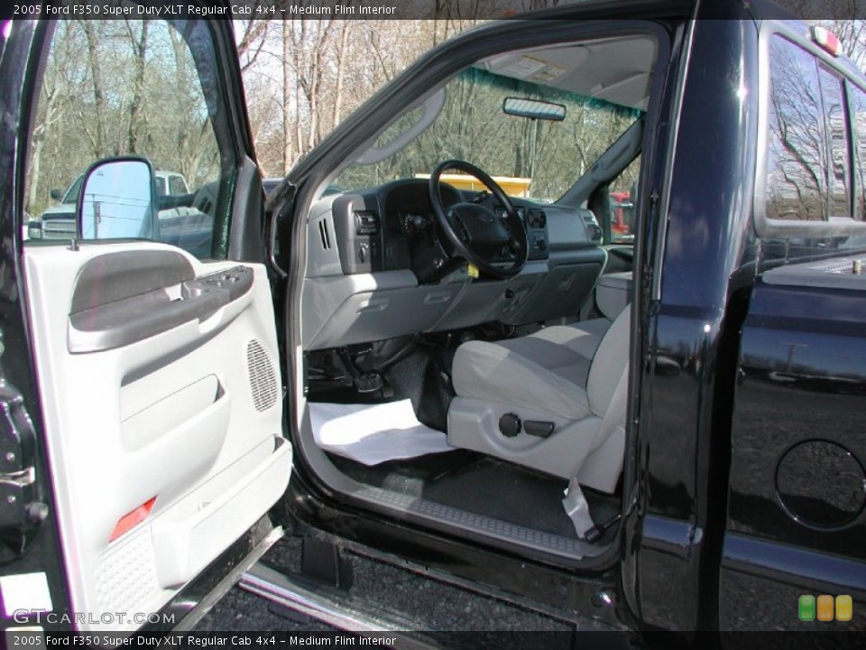 Medium Flint Interior Photo for the 2005 Ford F350 Super Duty XLT Regular Cab 4x4 #63409091
