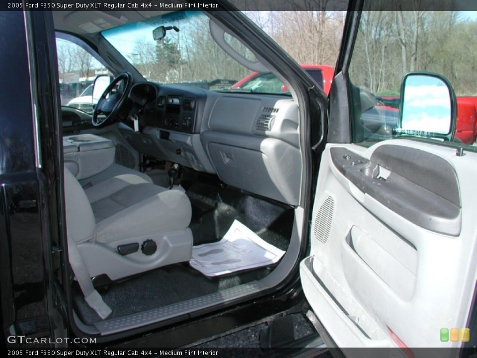 Medium Flint Interior Photo for the 2005 Ford F350 Super Duty XLT Regular Cab 4x4 #63409109