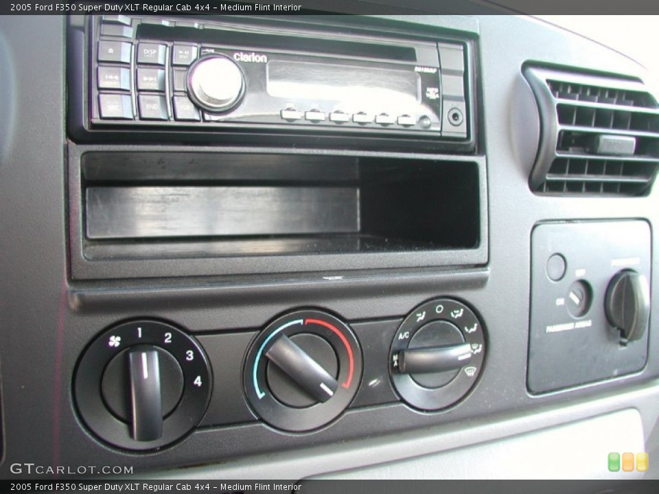 Medium Flint Interior Controls for the 2005 Ford F350 Super Duty XLT Regular Cab 4x4 #63409226