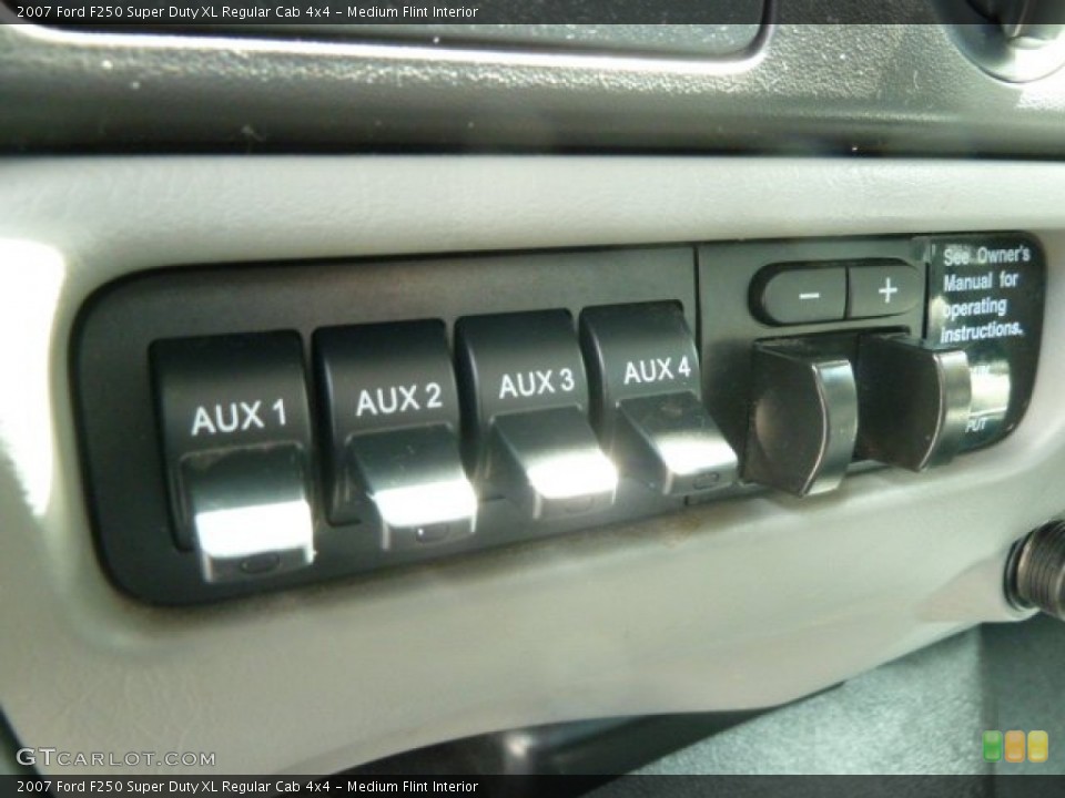 Medium Flint Interior Controls for the 2007 Ford F250 Super Duty XL Regular Cab 4x4 #63770512