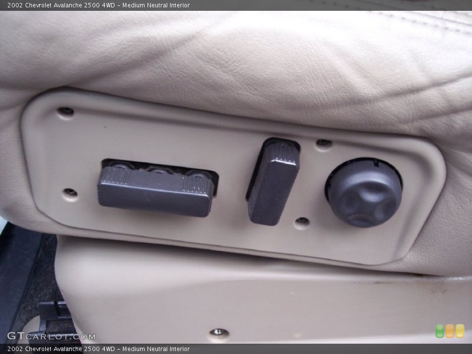 Medium Neutral Interior Controls for the 2002 Chevrolet Avalanche 2500 4WD #63866227