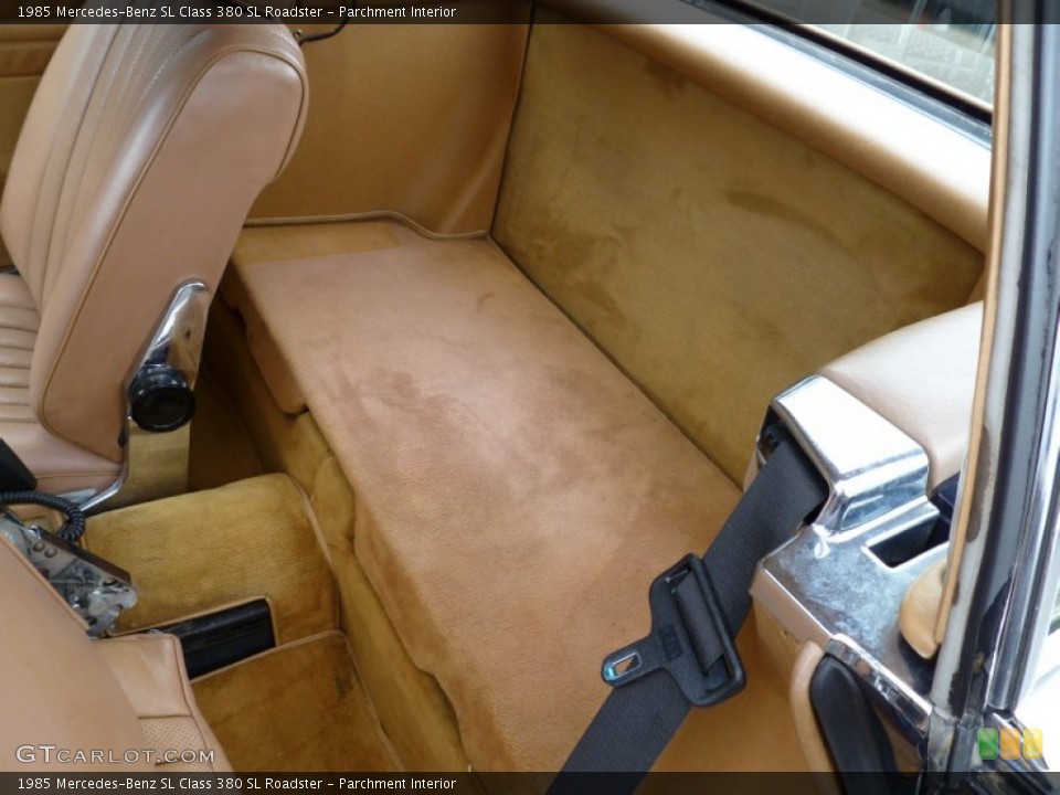 Parchment Interior Photo for the 1985 Mercedes-Benz SL Class 380 SL Roadster #64336407
