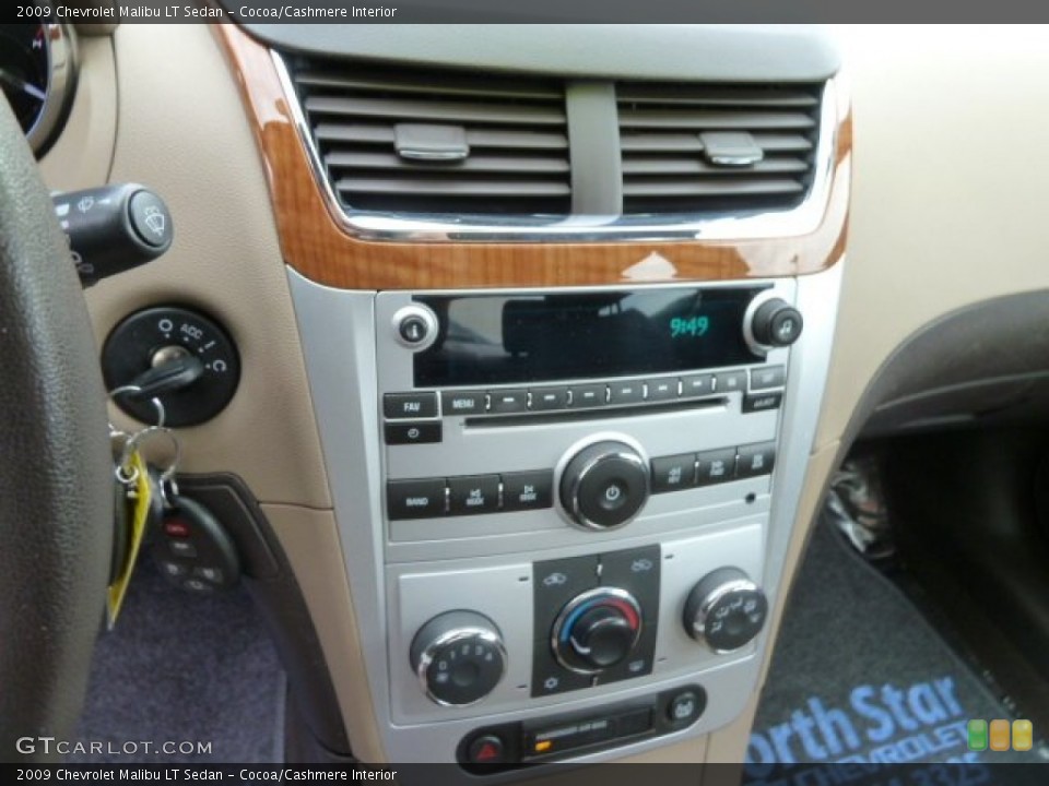 Cocoa/Cashmere Interior Controls for the 2009 Chevrolet Malibu LT Sedan #64403294