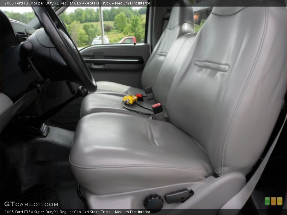 Medium Flint Interior Photo for the 2005 Ford F350 Super Duty XL Regular Cab 4x4 Stake Truck #65220238