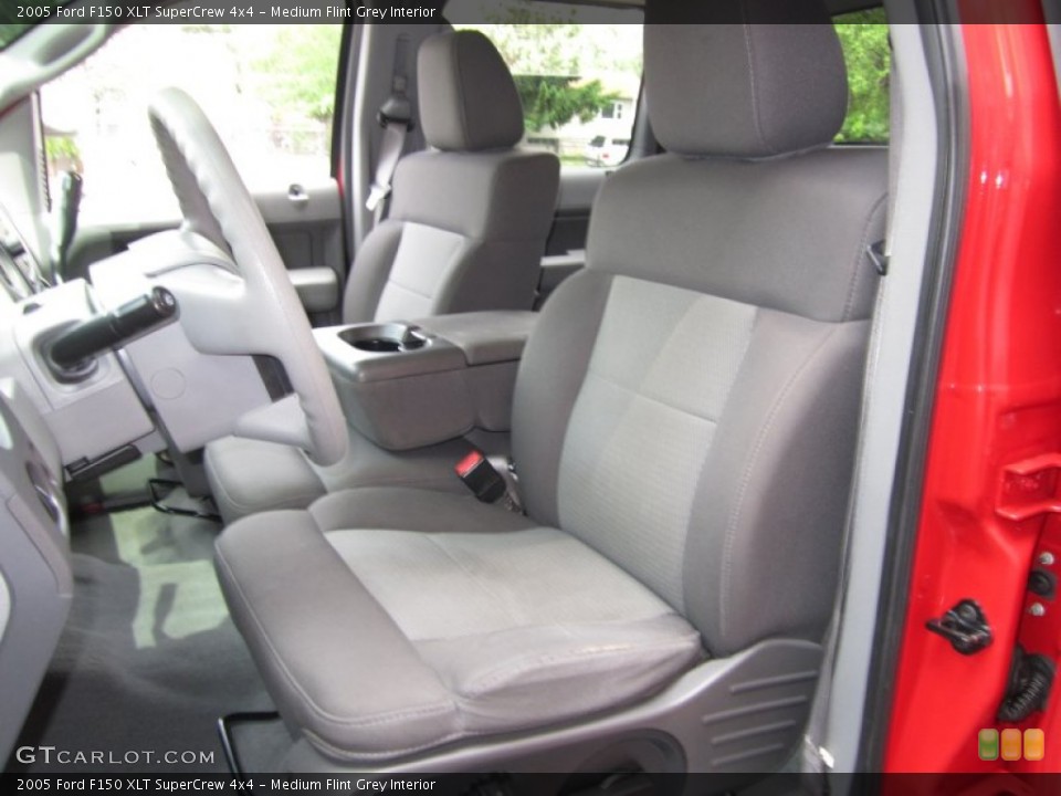 Medium Flint Grey Interior Photo for the 2005 Ford F150 XLT SuperCrew 4x4 #65339091