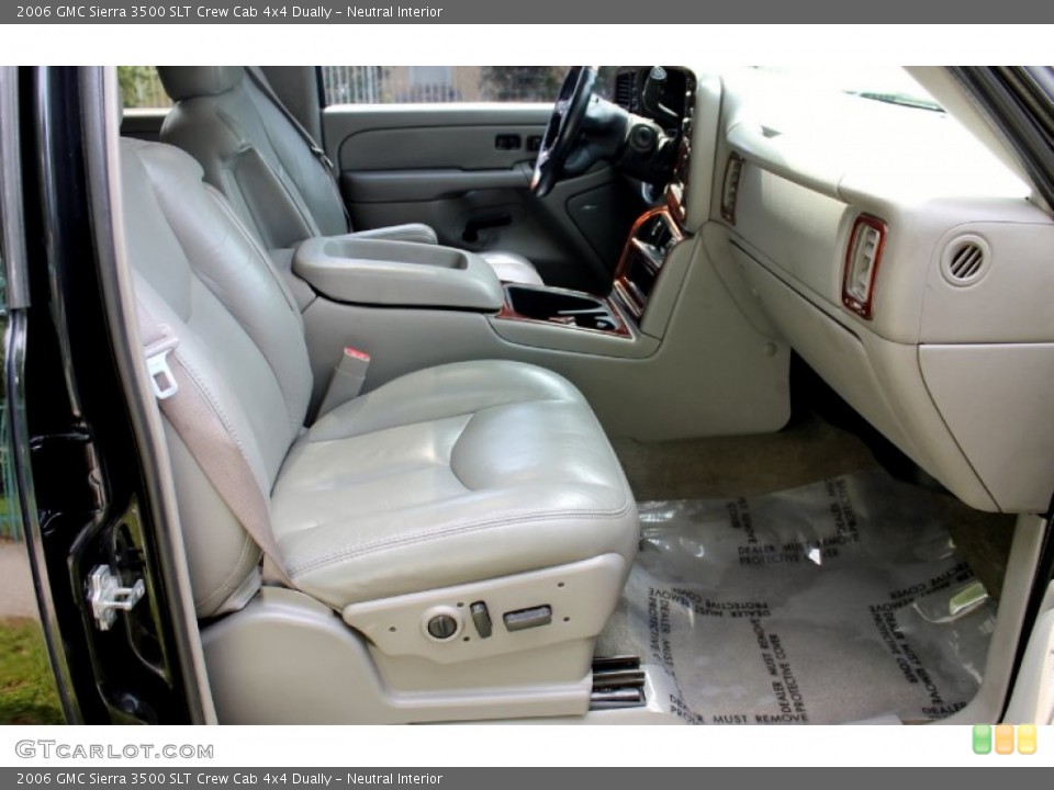 Neutral Interior Photo for the 2006 GMC Sierra 3500 SLT Crew Cab 4x4 Dually #65431983