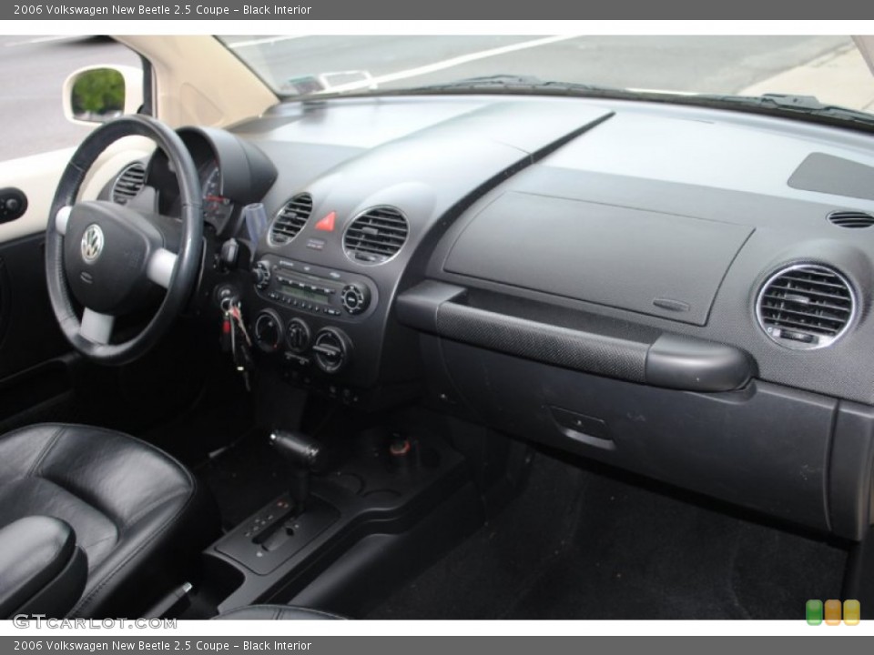 Black Interior Dashboard for the 2006 Volkswagen New Beetle 2.5 Coupe #65676327