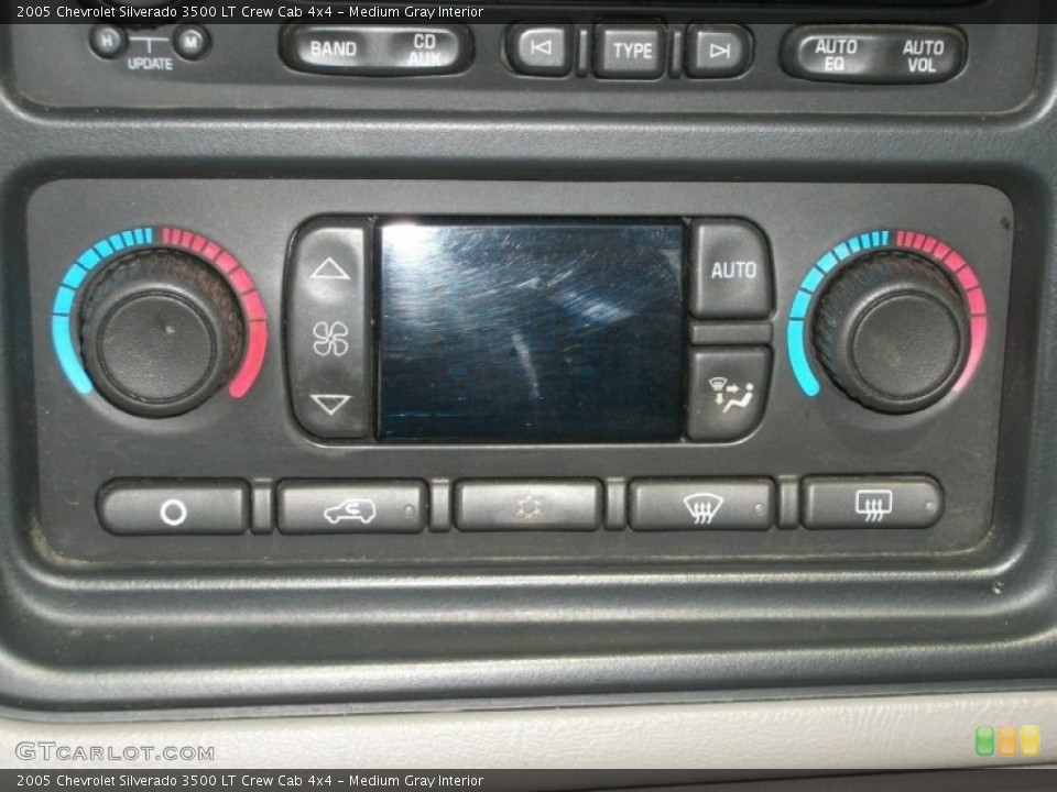 Medium Gray Interior Controls for the 2005 Chevrolet Silverado 3500 LT Crew Cab 4x4 #65758939