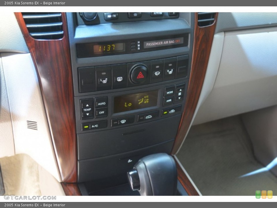 Beige Interior Controls for the 2005 Kia Sorento EX #65913592