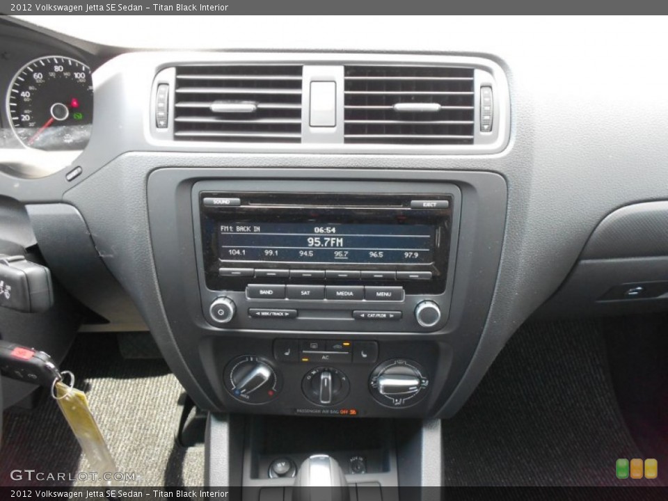 Titan Black Interior Controls for the 2012 Volkswagen Jetta SE Sedan #66093819