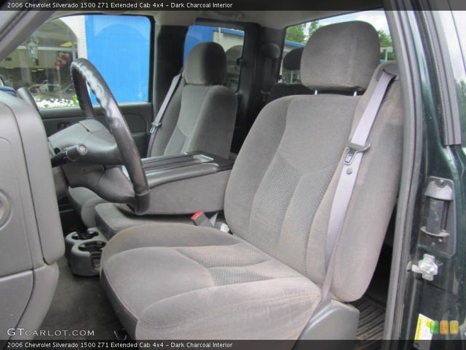 Dark Charcoal Interior Photo for the 2006 Chevrolet Silverado 1500 Z71 Extended Cab 4x4 #66129329