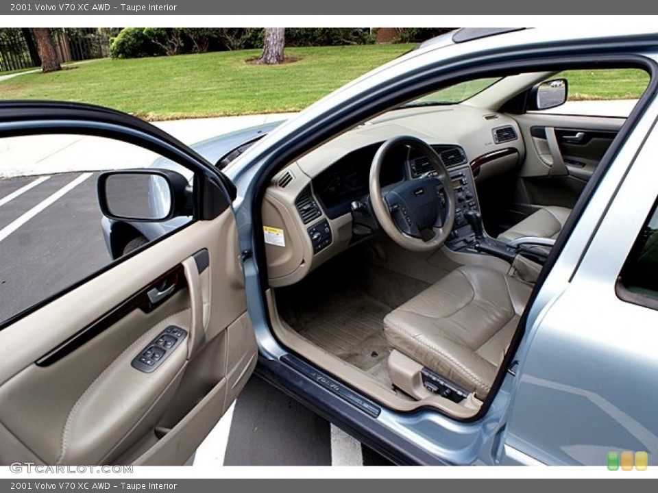 Taupe Interior Photo for the 2001 Volvo V70 XC AWD #66129437