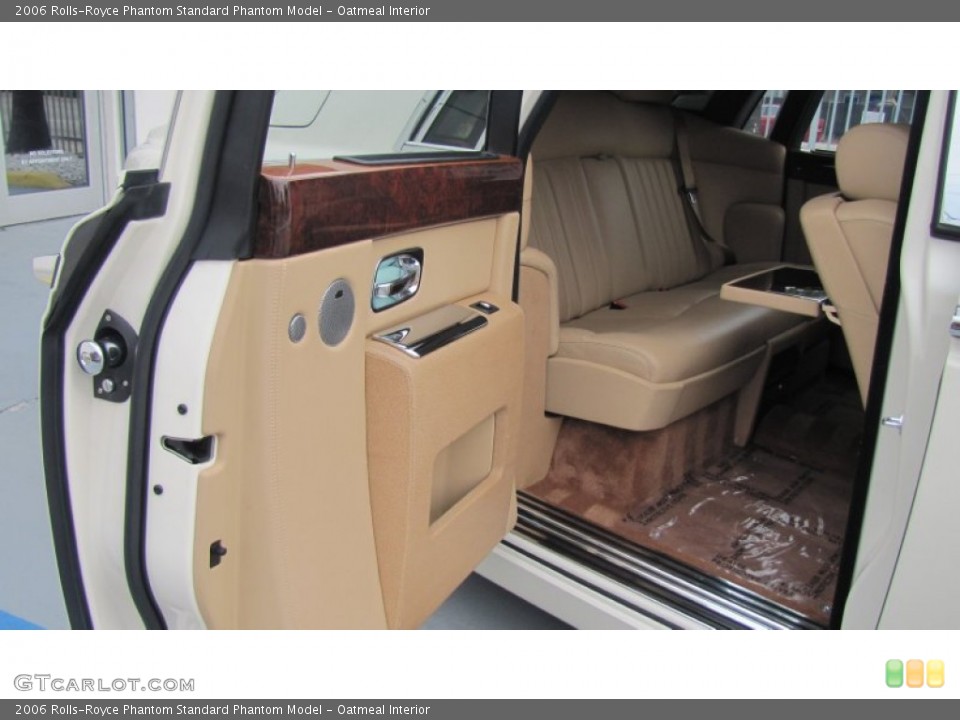 Oatmeal Interior Photo for the 2006 Rolls-Royce Phantom  #66141161