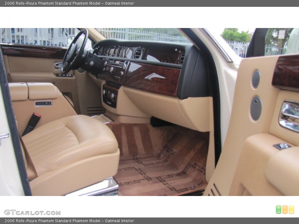 Oatmeal Interior Photo for the 2006 Rolls-Royce Phantom  #66141179