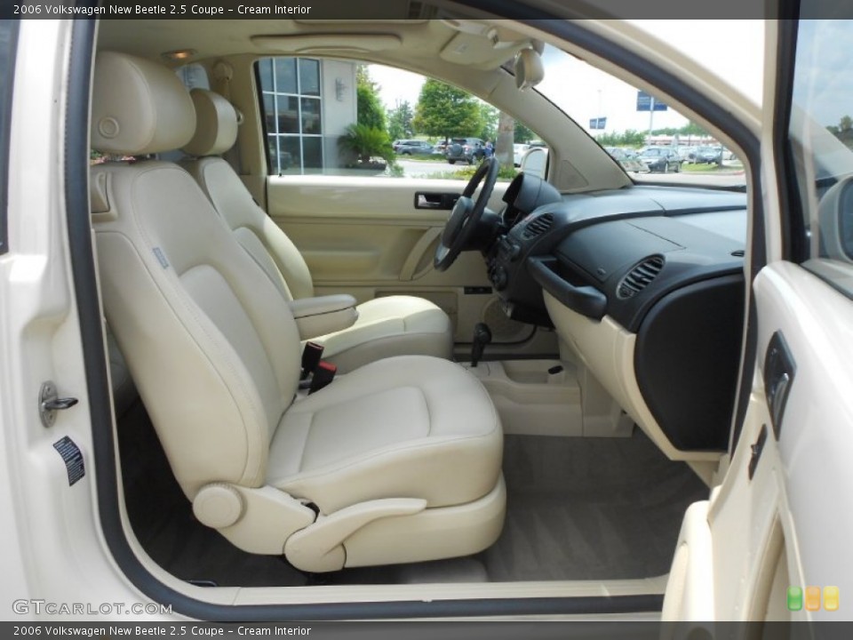 Cream Interior Photo for the 2006 Volkswagen New Beetle 2.5 Coupe #66154031