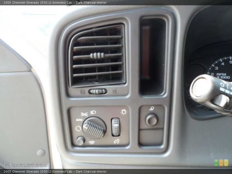 Dark Charcoal Interior Controls for the 2005 Chevrolet Silverado 1500 LS Extended Cab #66170294