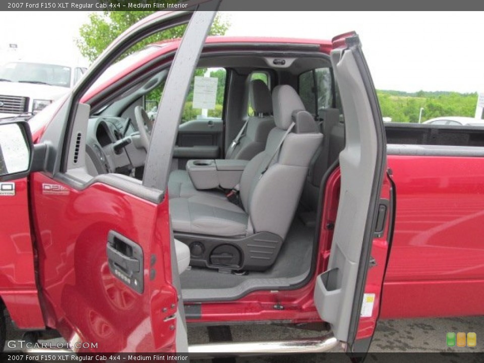 Medium Flint Interior Photo for the 2007 Ford F150 XLT Regular Cab 4x4 #66250343