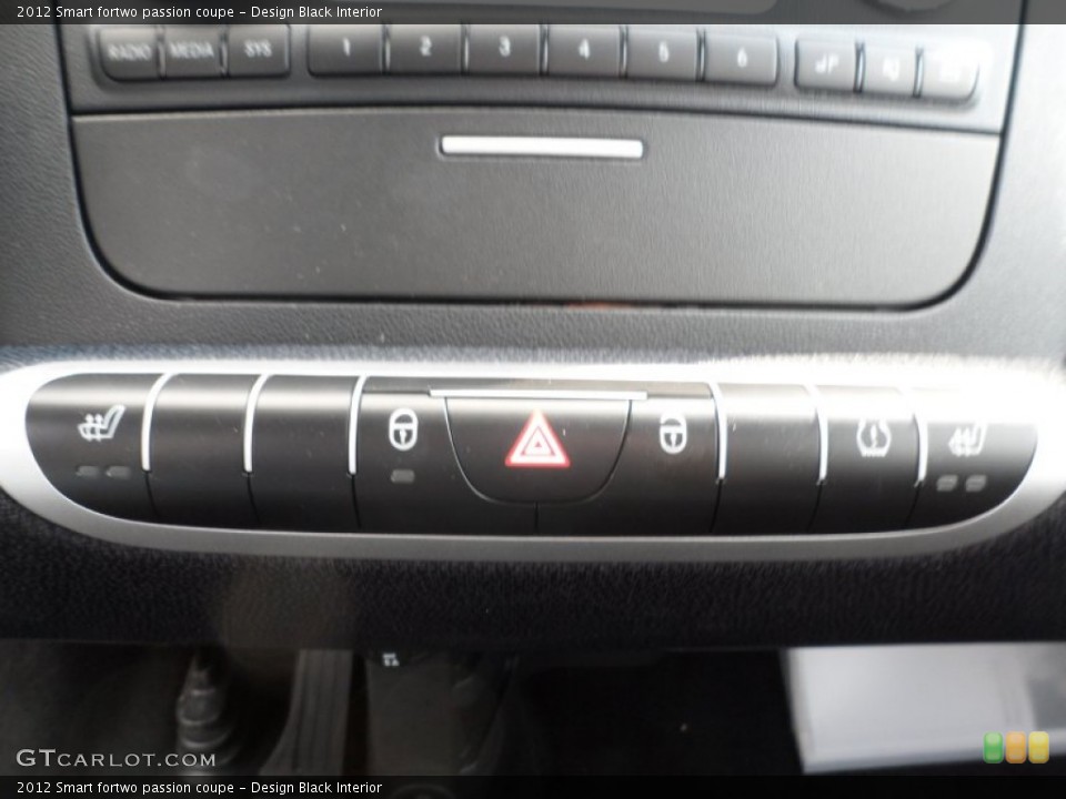 Design Black Interior Controls for the 2012 Smart fortwo passion coupe #66375371