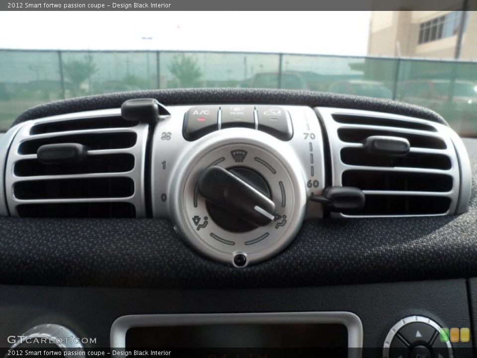 Design Black Interior Controls for the 2012 Smart fortwo passion coupe #66375380