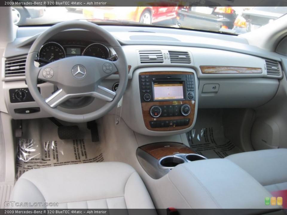 Ash Interior Dashboard for the 2009 Mercedes-Benz R 320 BlueTEC 4Matic #66397313