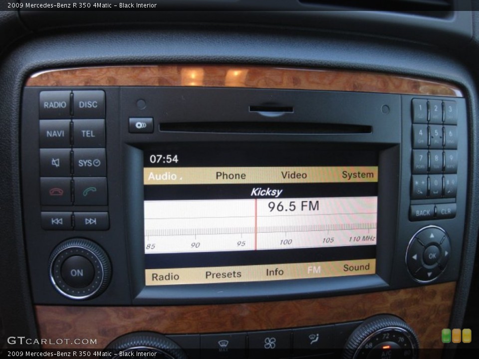 Black Interior Controls for the 2009 Mercedes-Benz R 350 4Matic #66397385