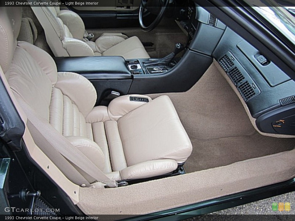 Light Beige Interior Photo for the 1993 Chevrolet Corvette Coupe #66438696