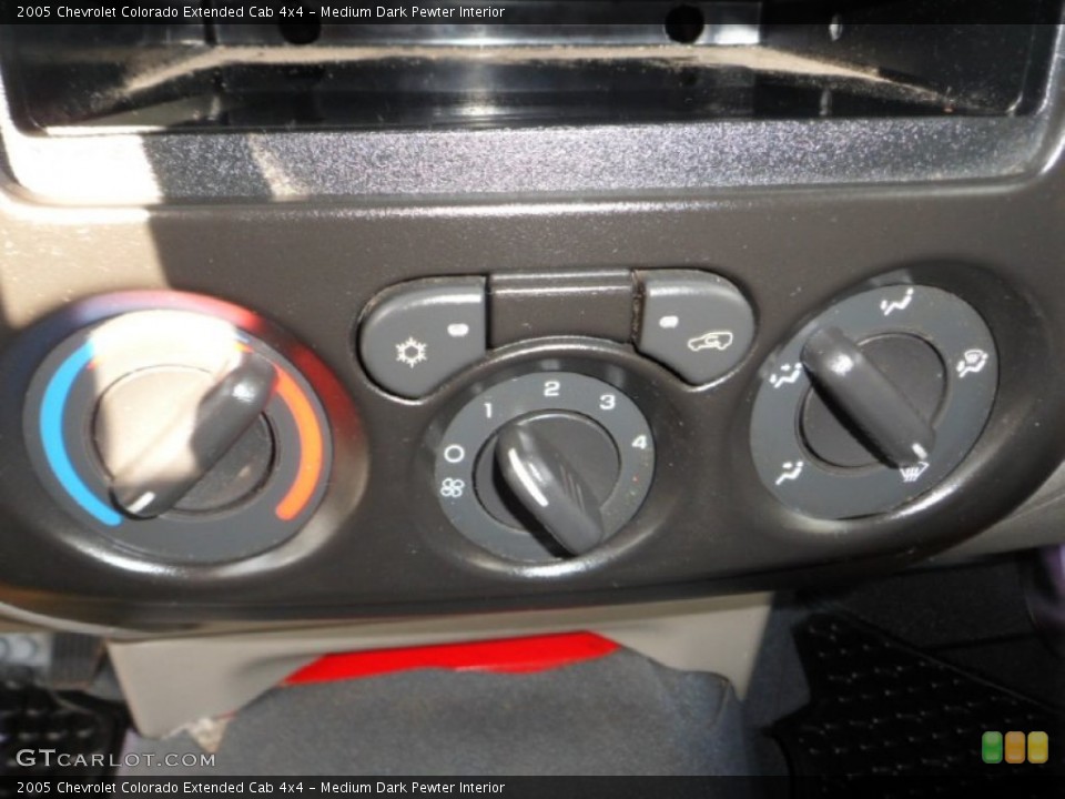 Medium Dark Pewter Interior Controls for the 2005 Chevrolet Colorado Extended Cab 4x4 #66543891