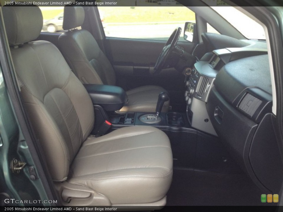 Sand Blast Beige Interior Photo for the 2005 Mitsubishi Endeavor Limited AWD #66629798