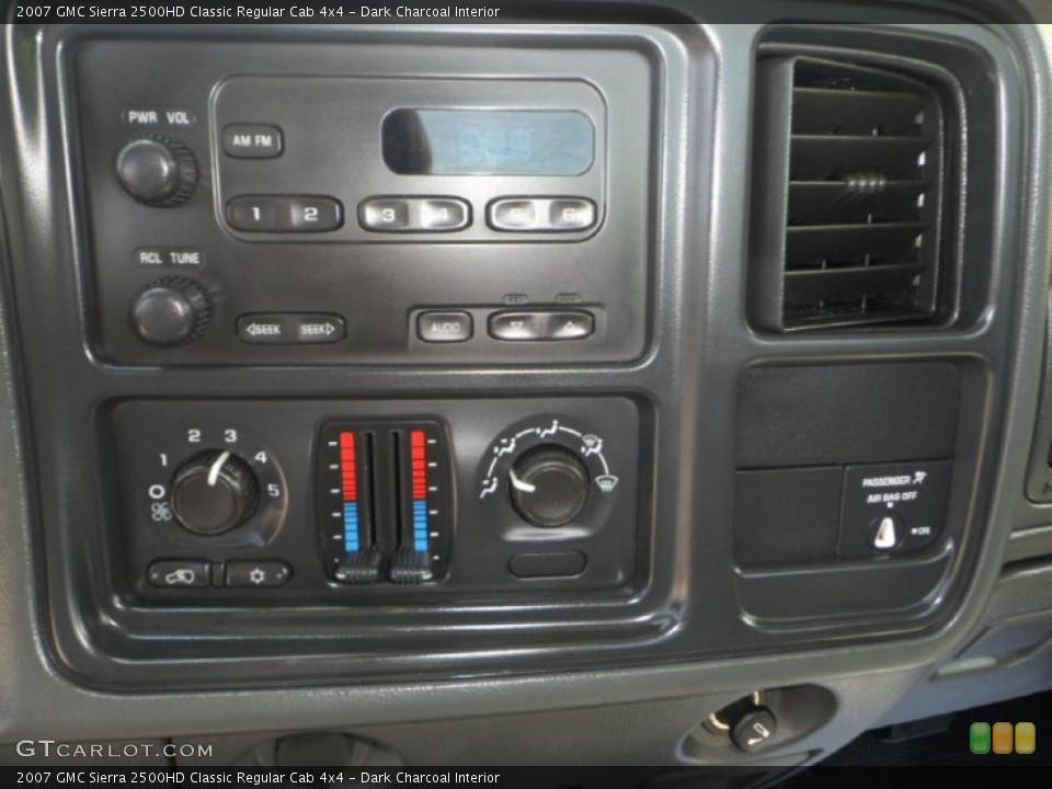 Dark Charcoal Interior Controls for the 2007 GMC Sierra 2500HD Classic Regular Cab 4x4 #66663806